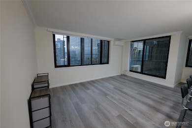 Royal Crest unit 1804, Seattle, WA 98121 - photo 2