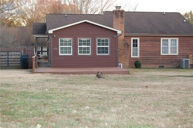 LARGE DECK GREAT FOR FAMILY COOKOUTS.