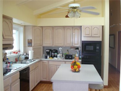 Applianced Kitchen Eat-In kitchen !!