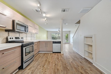 Kitchen with appliances with stainless steel fini