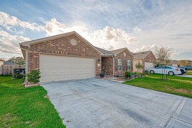 634 E Fairway Lake Dr, Alvin, TX 77511 - photo 5
