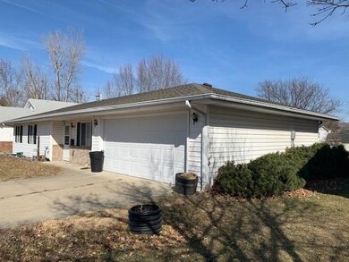 1003 Cherry Hills Dr, Shenandoah, IA 51601 - photo 3