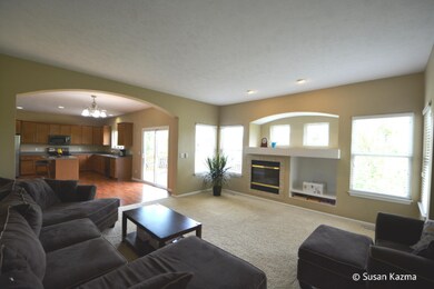 Living Room w Fireplace