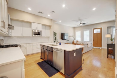 Kitchen with appliances with stainless steel fini