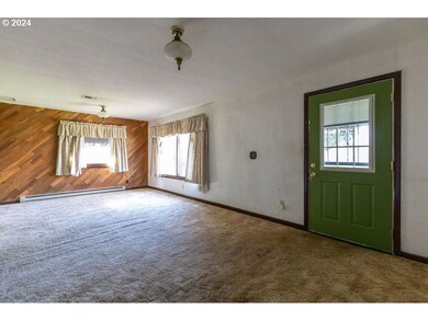 Living Room/Entrance