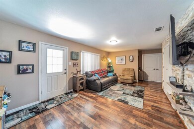 1516 Tanglewood Dr, Azle, TX 76020 - photo 4