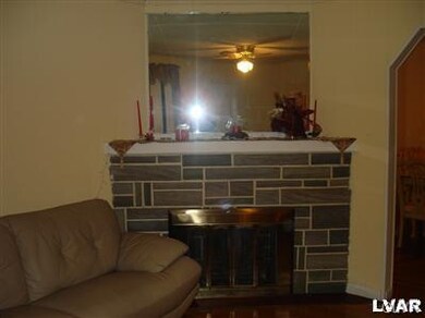 Ornamental fireplace in the livingroom