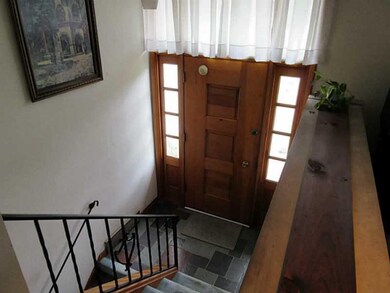 Entry/Foyer.