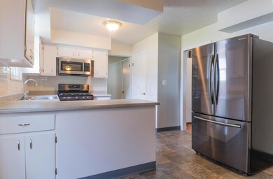 1666 Lynnhurst Rd, Columbus, OH 43229 - photo 3