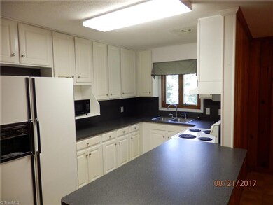 532 Oakdale Rd, Jamestown, NC 27282 - photo 4