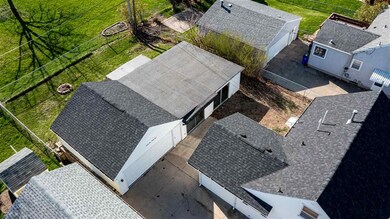 2433 Deborah Dr SW, Cedar Rapids, IA 52404 - photo 4