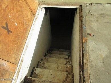 561-725205-basement entry