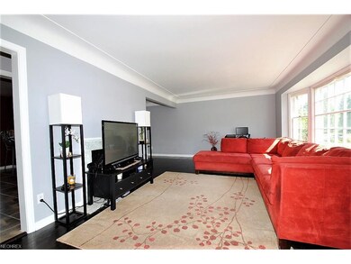 SPACIOUS LIVING ROOM WITH WOOD FLOORING AND BUMP O