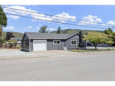 514 E 2nd Ave, Riddle, OR 97469 - photo 3