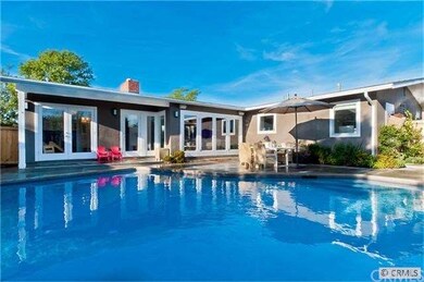 Large, deep pool with plenty of deck & dining spac