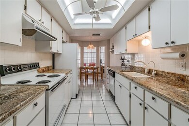 Kitchen w/Eat-In Area