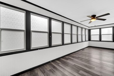 Enclosed porch (3 seasons)