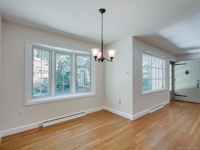 Dining area w bay window
