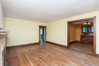 32nd living room1