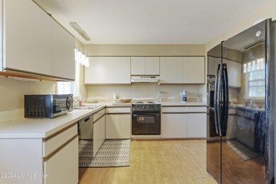 5416 Oakcreek Ln, Louisville, KY 40291 - photo 7