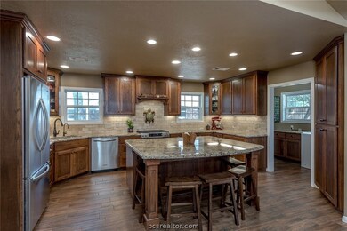 1214 King Arthur Cir, College Station, TX 77840 - photo 5