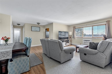 2423 Union Blvd unit 8B, Islip, NY 11751 - photo 2