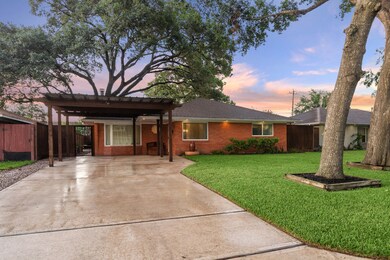 2006 Libbey Dr, Houston, TX 77018 - photo 2