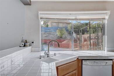 Kitchen with Breakfast Bar