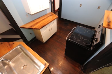 KITCHEN - ALSO WITH WOOD FLOORS