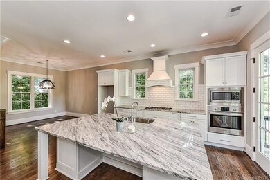 Huge island for entertaining doubles as a breakfas