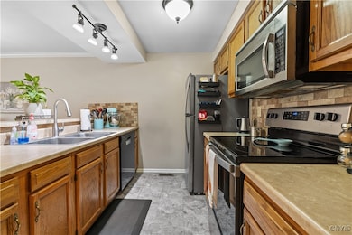 8253 Beehive Cir, Liverpool, NY 13090 - photo 7