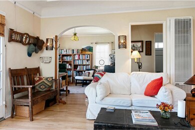 208 S Catalina St-007-12-Living Room-MLS