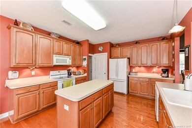 Large eat-in kitchen with kitchen island and hardw