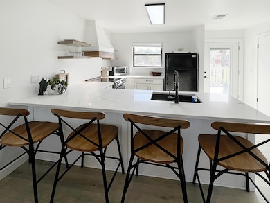 Kitchen Island & Kitchen