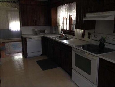 40 Sycamore St, Holyoke, MA 01040 - photo 2