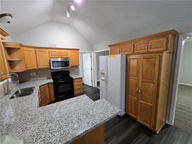 409 Shoreview Dr, Raymore, MO 64083 - photo 2