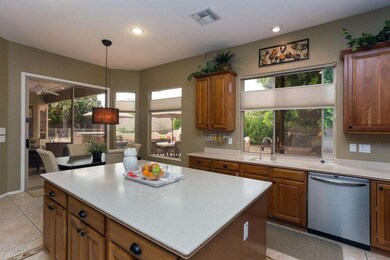 9338 E Hillview Cir Kitchen Island