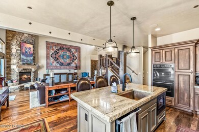 17_Kitchen-Dining_1800x1200_3991985