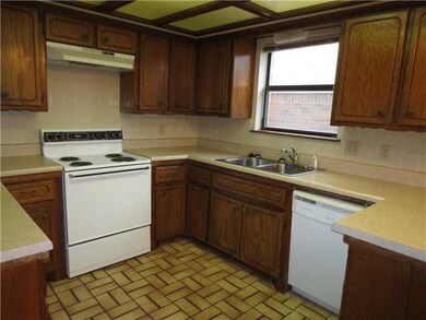 913 Leafhurst Rd, Moore, OK 73160 - photo 5