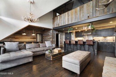 2504_snowcloud_711_interior_living_b