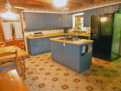 Nice kitchen with eat in area, island