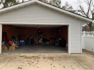 1042 10th Ave SE, Cedar Rapids, IA 52401 - photo 2