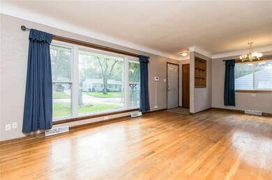 1131 Crestview Dr SE, Cedar Rapids, IA 52403 - photo 4