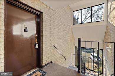 11050 Camfield Ct unit 204, Manassas, VA 20109 - photo 5