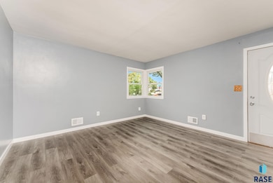 1105 S Tabbert Cir, Sioux Falls, SD 57103 - photo 3