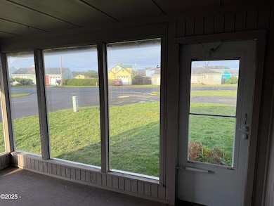 953 SW 7th St, Newport, OR 97365 - photo 3