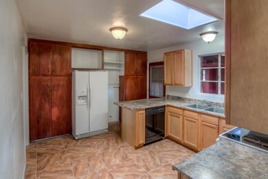 13 Kitchen photo a