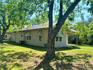 114 W Morse St, Fredericksburg, TX 78624 - photo 4