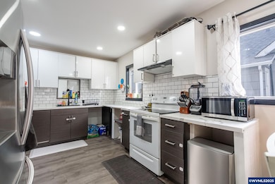 1060 15th St NE, Salem, OR 97301 - photo 3