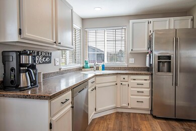 2939 SW Reindeer Ave, Redmond, OR 97756 - photo 6